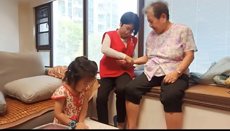 群友做照顾老人的志愿者，带着女儿到老人家倾听陪伴，用十三推排除老人病患。