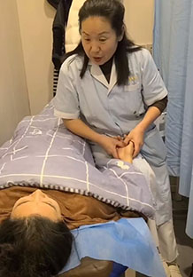 <二>苏丽医师兼公益大使为患者用十三推调理篇·头晕呕吐，手到病除，患者直呼神奇！