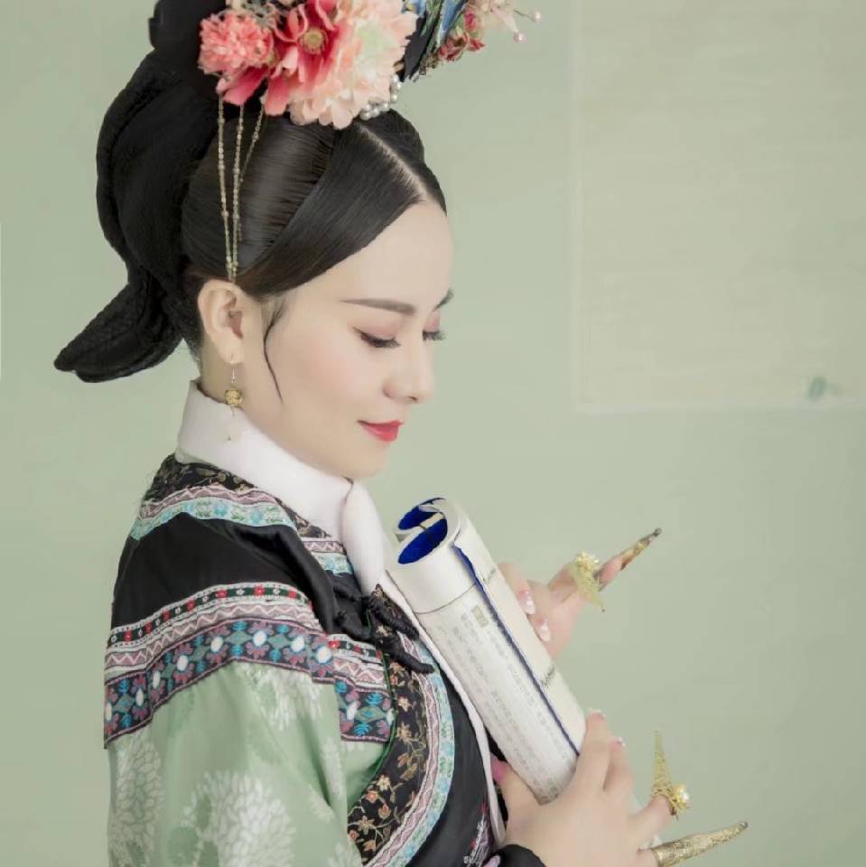 公益大使张兴静在公交车上帮学生缓解了喉咙痛，还给讲解了十三推