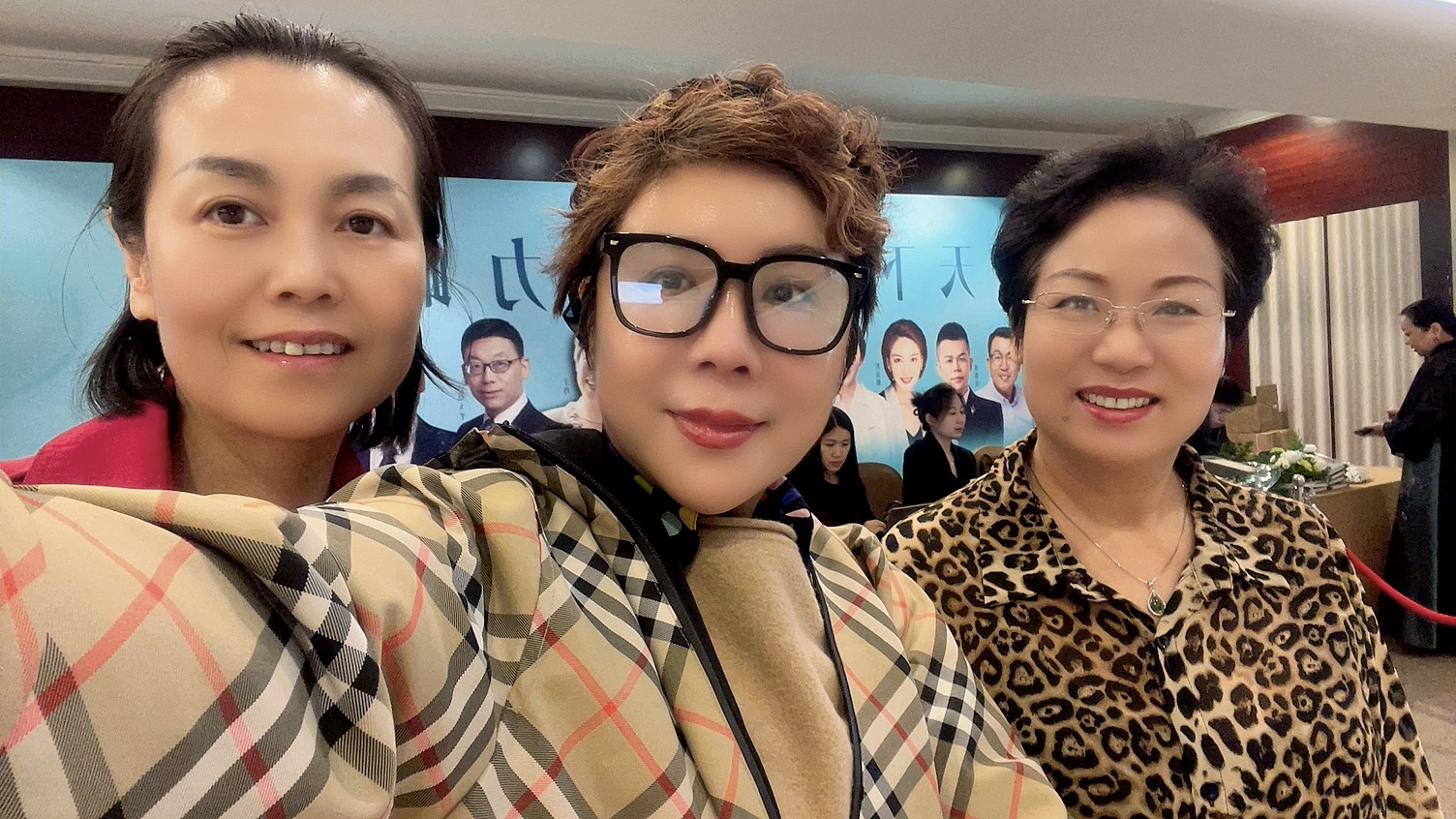 【2025年第 92 期】汐晴、张艾汐分享  参加《天下女人幸福力峰会》会中为大家传播示范非遗手诊手治脏腑同调十三推的6号急救穴