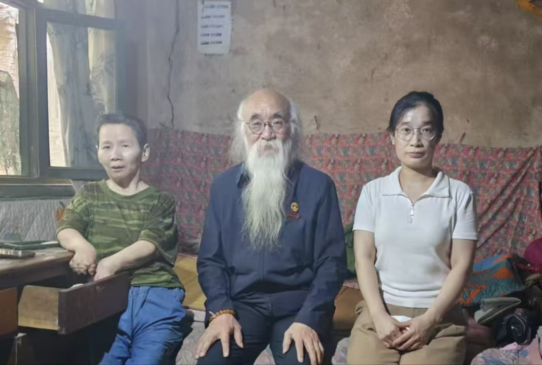 泽龙院长看望十三推公益大使王宝莲女士