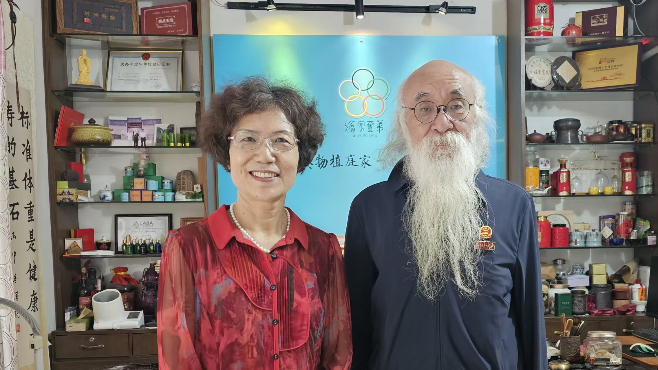 手诊手治公益大使孙士兰拜访泽龙院长
