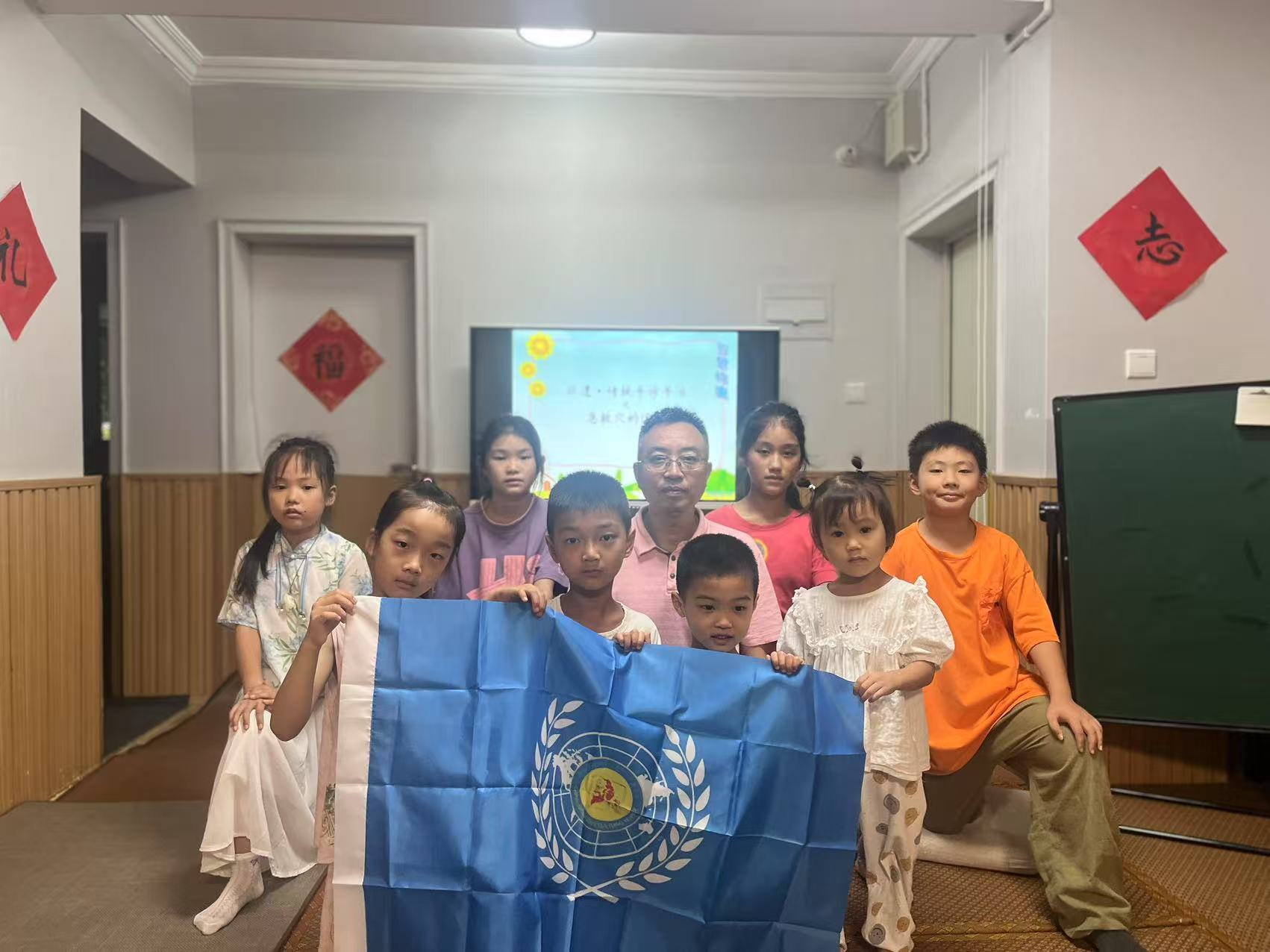 【2025年第 137 期】张进分享  在成都九典书房给暑期托管班的孩子们上了一堂日常急救知识和运用手诊手治急救穴的公益课