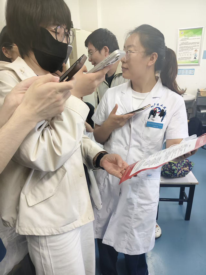北京公益大使张艾汐走进中医药大学：课间分享十三推急救穴，白衣天使主动加微信学习