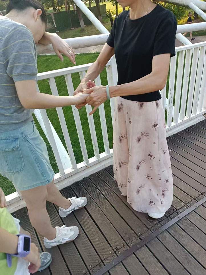 黄新英晨练遇路人突发不适，急救穴快速助其恢复