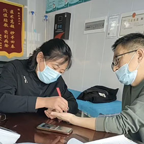 公益大使王红梅走进鸡西诊所：给医生讲十三推，收获意想不到的认真
