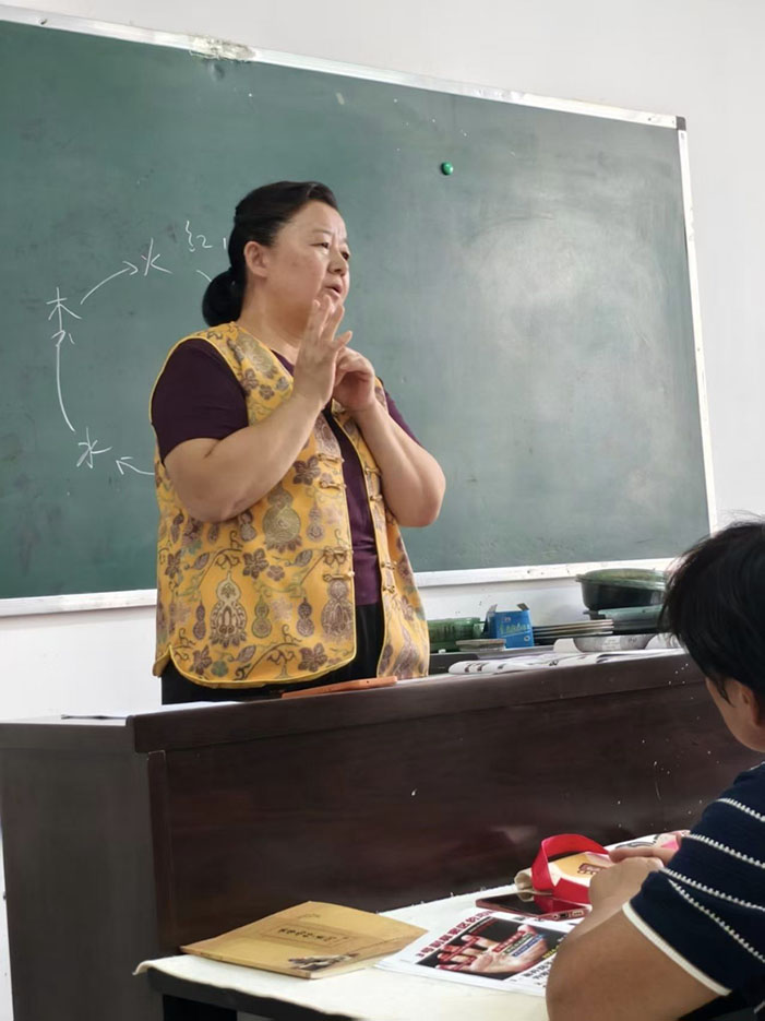 王慧灵大使走进漯河老干部学院，非遗手诊手治十三推技术推广现场
