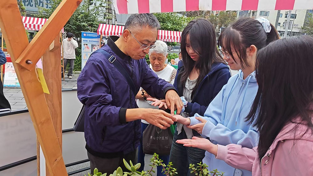 烟火聚邻里，温情暖人心——张进大使带队参与永陵社区重阳节烟火集市健康科普活动