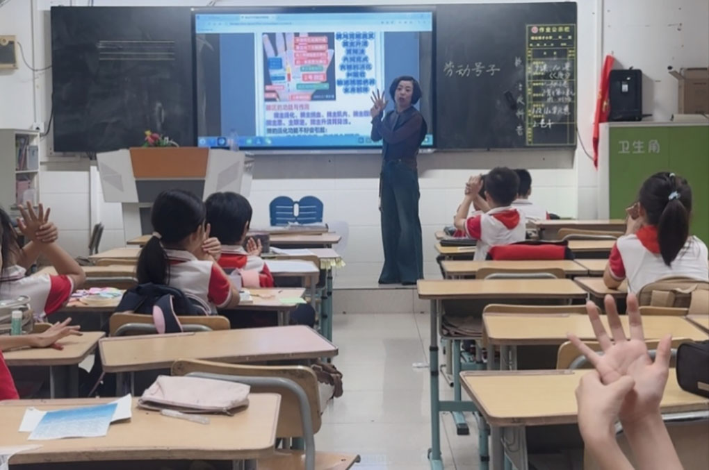 十三推进课堂，健康从娃娃抓起——天津公益大使潘淑珍教三年级学生学急救穴与脾区